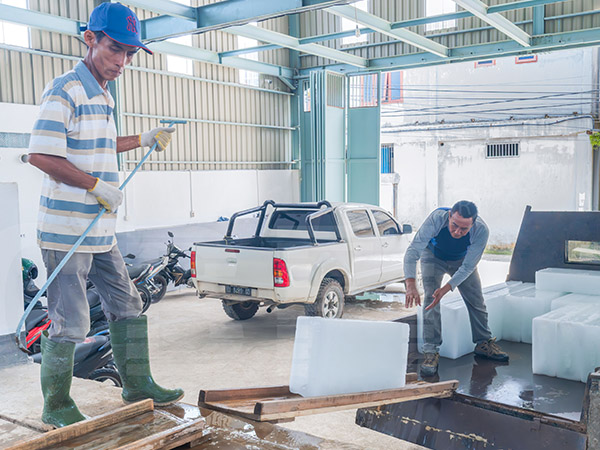 เครื่องทำน้ำแข็งบล็อกระบบทำความเย็นตรง ขนาด 15 ตัน จำนวน 2 เครื่อง สำหรับลูกค้าในประเทศอินโดนีเซีย