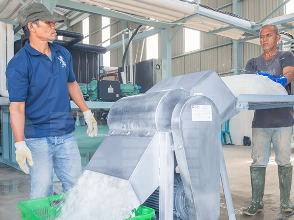 เครื่องทำน้ำแข็งบล็อกระบบทำความเย็นตรง ขนาด 15 ตัน จำนวน 2 เครื่อง สำหรับลูกค้าในประเทศอินโดนีเซีย